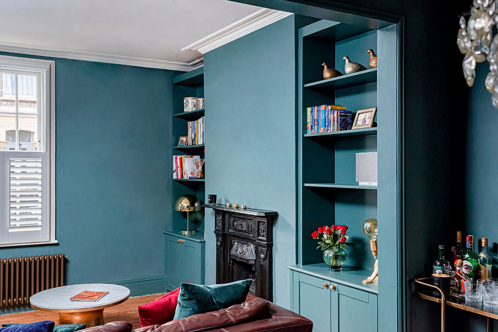 Built-in alcove bookcase with fitted shelving.