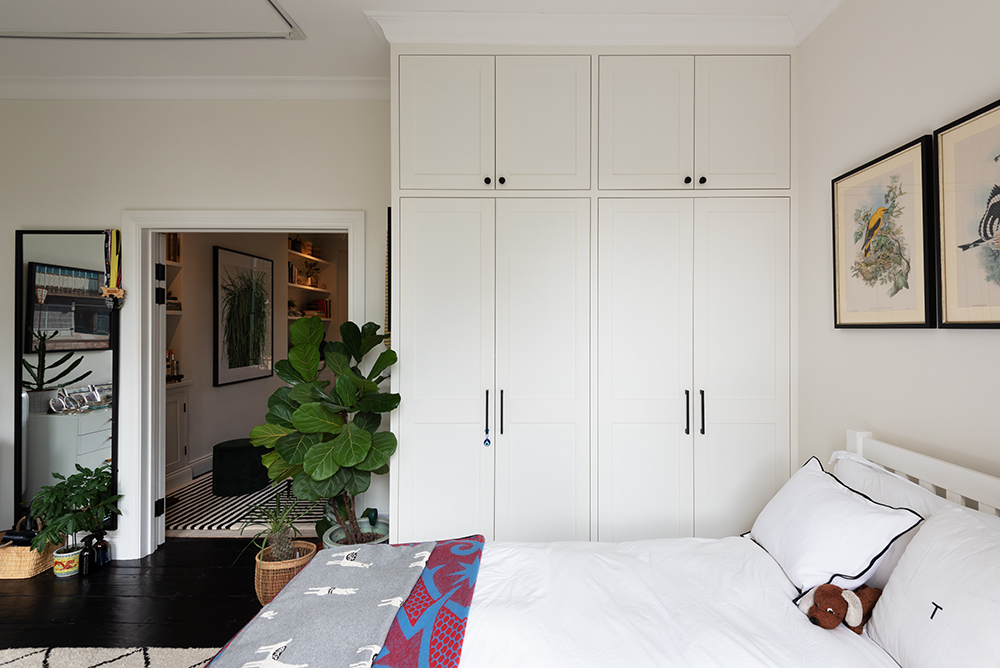 Built-in contemporary wardrobe in bedroom with 4 doors