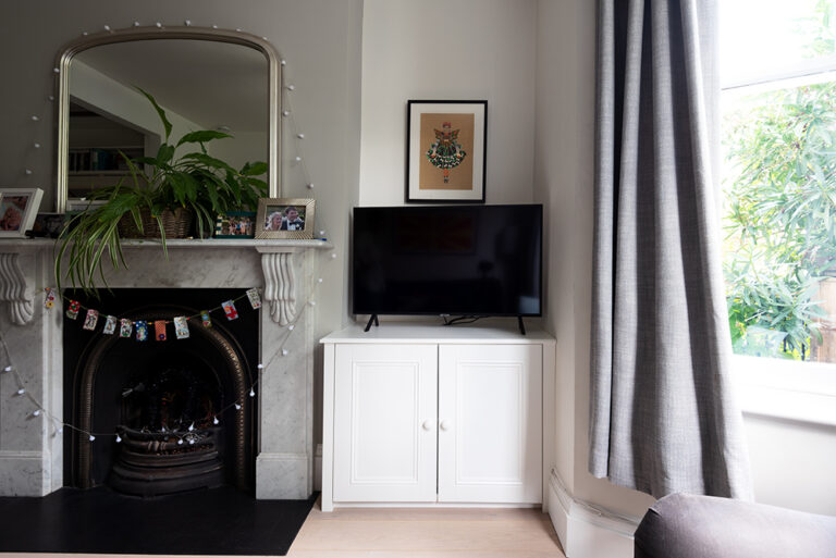 Built-in alcove cupboard with place to put TV unit