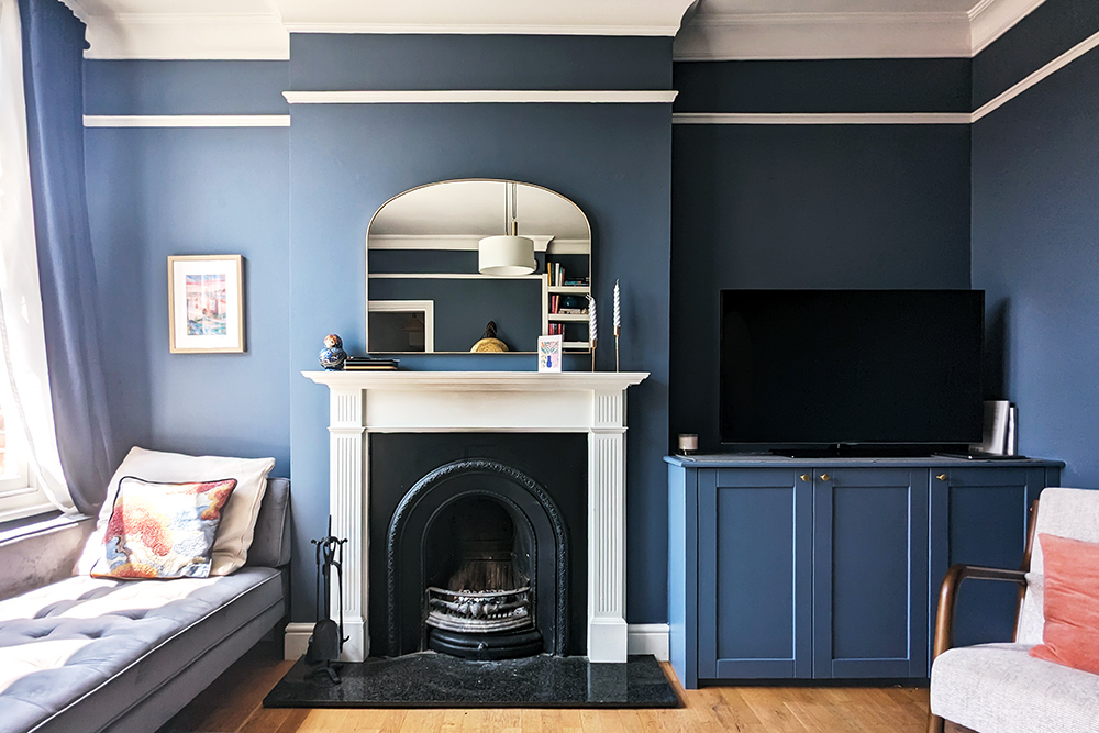 Fitted TV unit in alcove