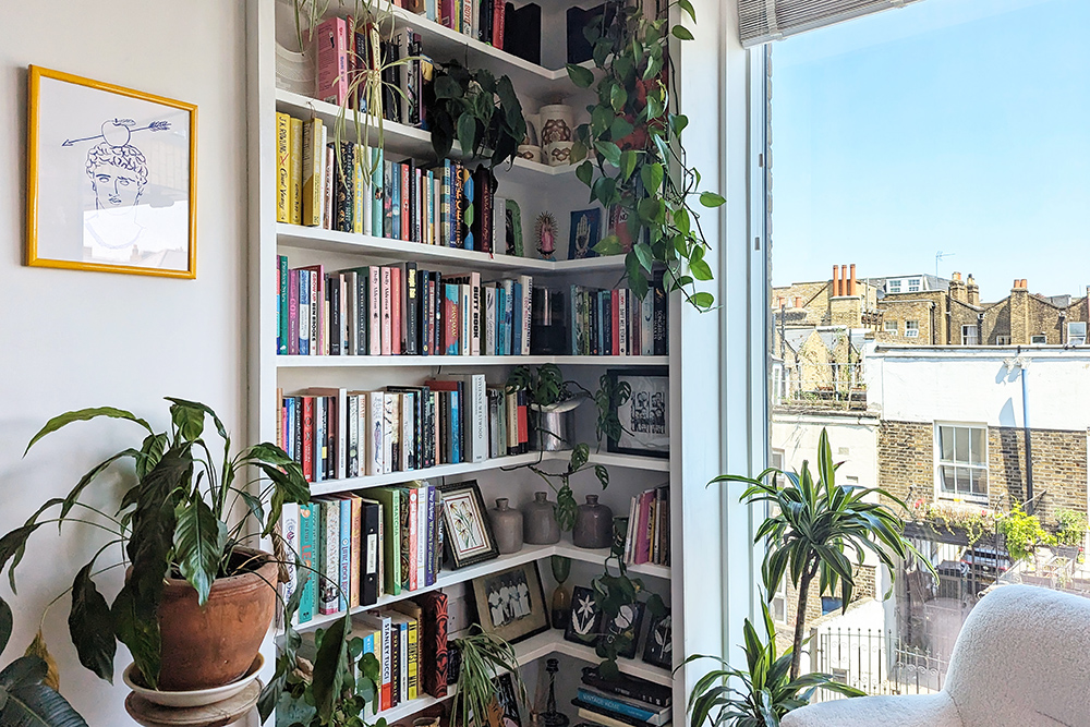 Fitted bookshelf in corner alcove unit