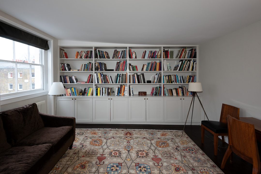 Built in cupboard with shelving to store lots of books
