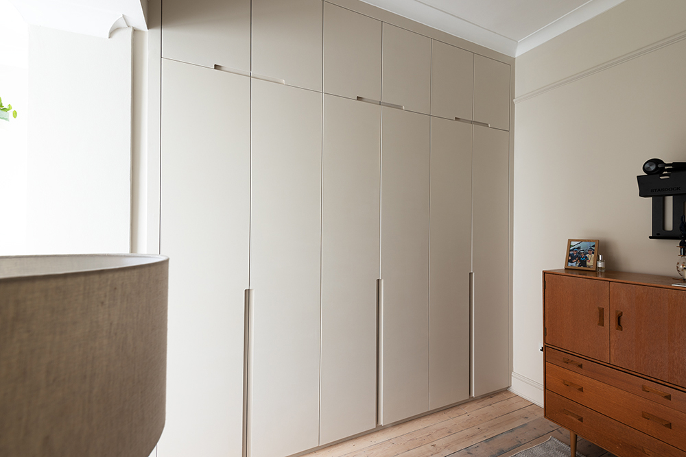 Wall to wall white wardrobe with 6 doors, made with MDF.