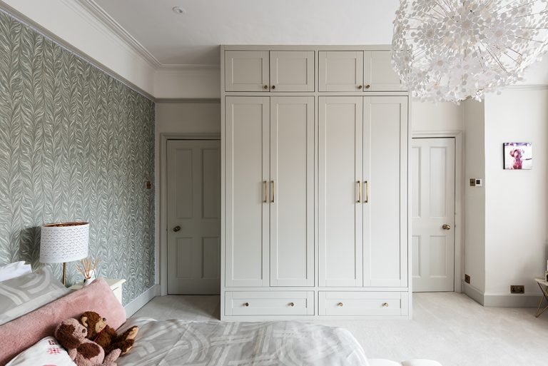 White bespoke wardrobe with 3 doors, made with MDF