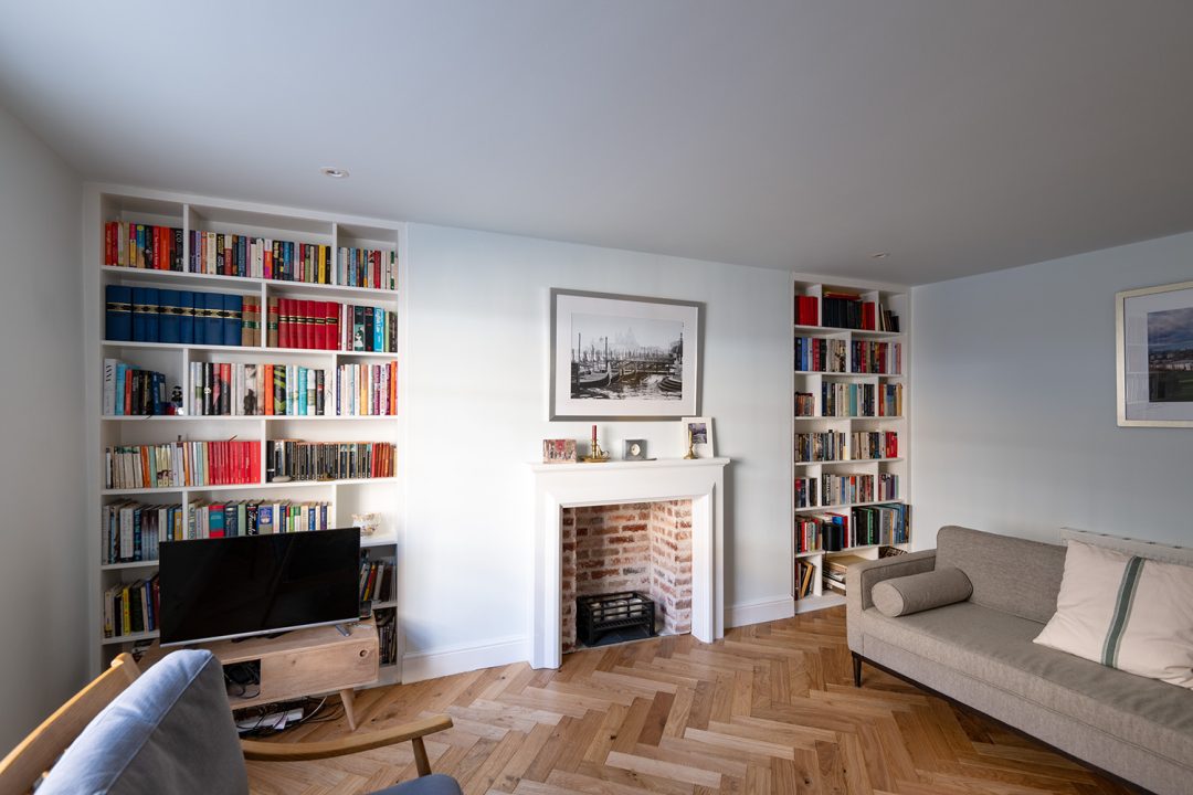Fitted alcove bookshelf with lots of space to place books.