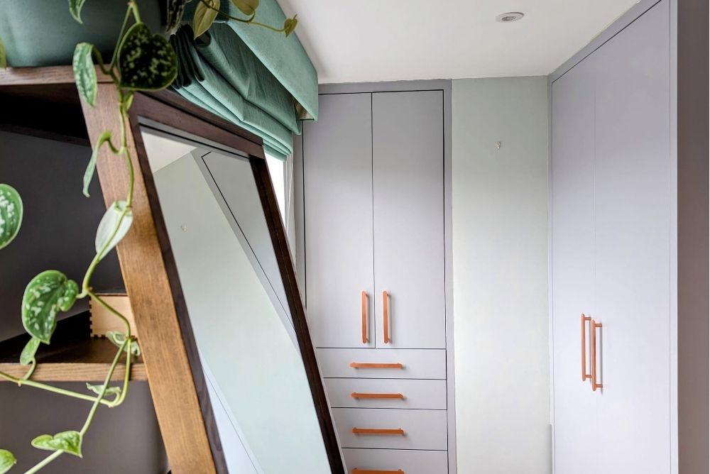 Grey fitted alcove wardrobe, made with MDF